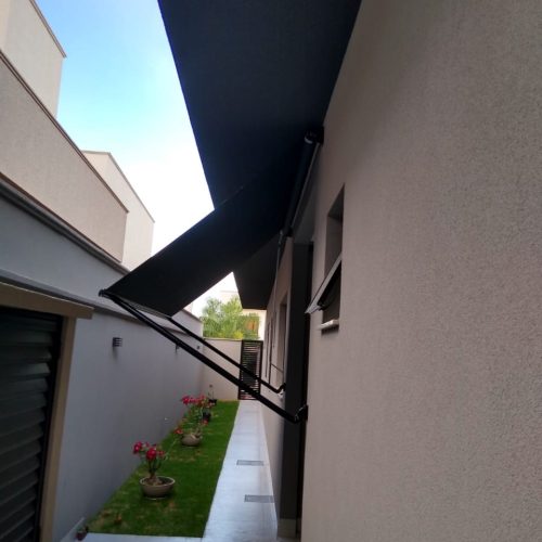 Toldo Pivotante sob medida em Goiânia - Casa branca
