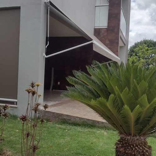 Toldo Pivotante sob medida em Goiânia - Casa branca