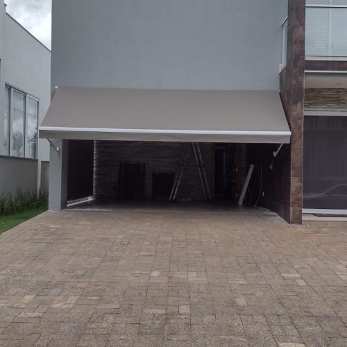 Toldo Pivotante sob medida em Goiânia - Casa branca