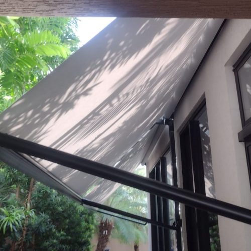 Toldo Pivotante sob medida em Goiânia - Casa branca