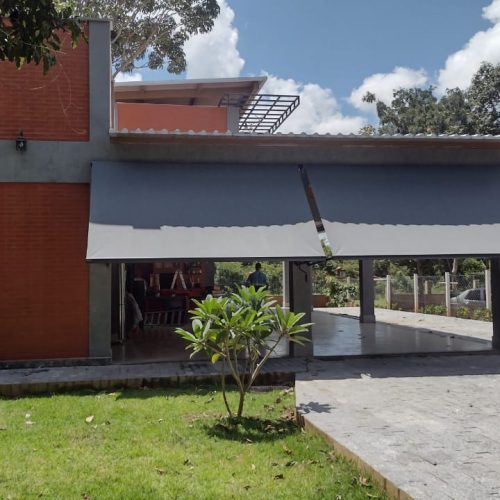 Toldo Pivotante sob medida em Goiânia - Casa branca