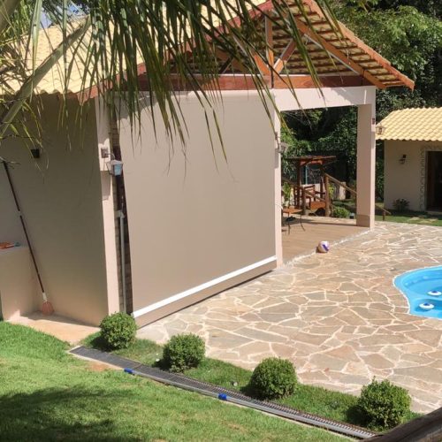 Toldo Pivotante sob medida em Goiânia - Casa branca