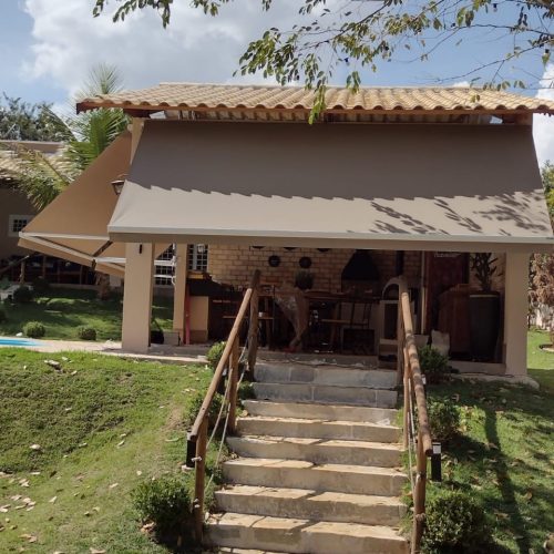 Toldo Pivotante sob medida em Goiânia - Casa branca