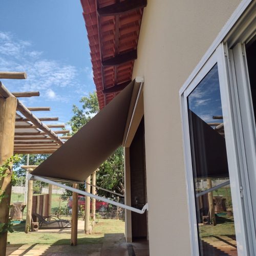 Toldo Pivotante sob medida em Goiânia - Casa branca