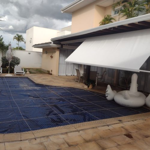 Toldo Pivotante sob medida em Goiânia - Casa branca