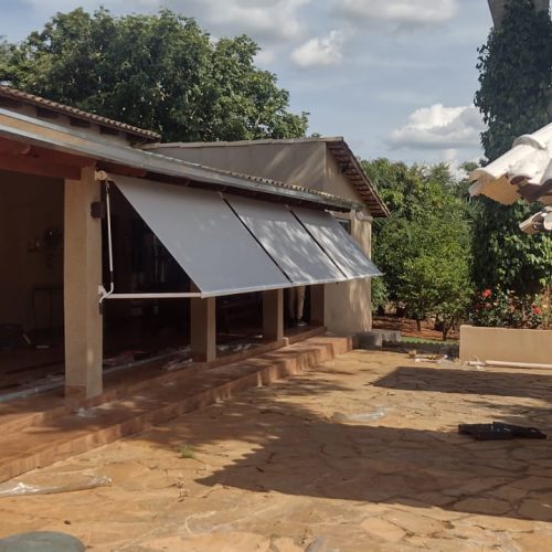 Toldo Pivotante sob medida em Goiânia - Casa branca