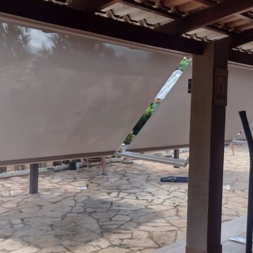 Toldo Pivotante sob medida em Goiânia - Casa branca